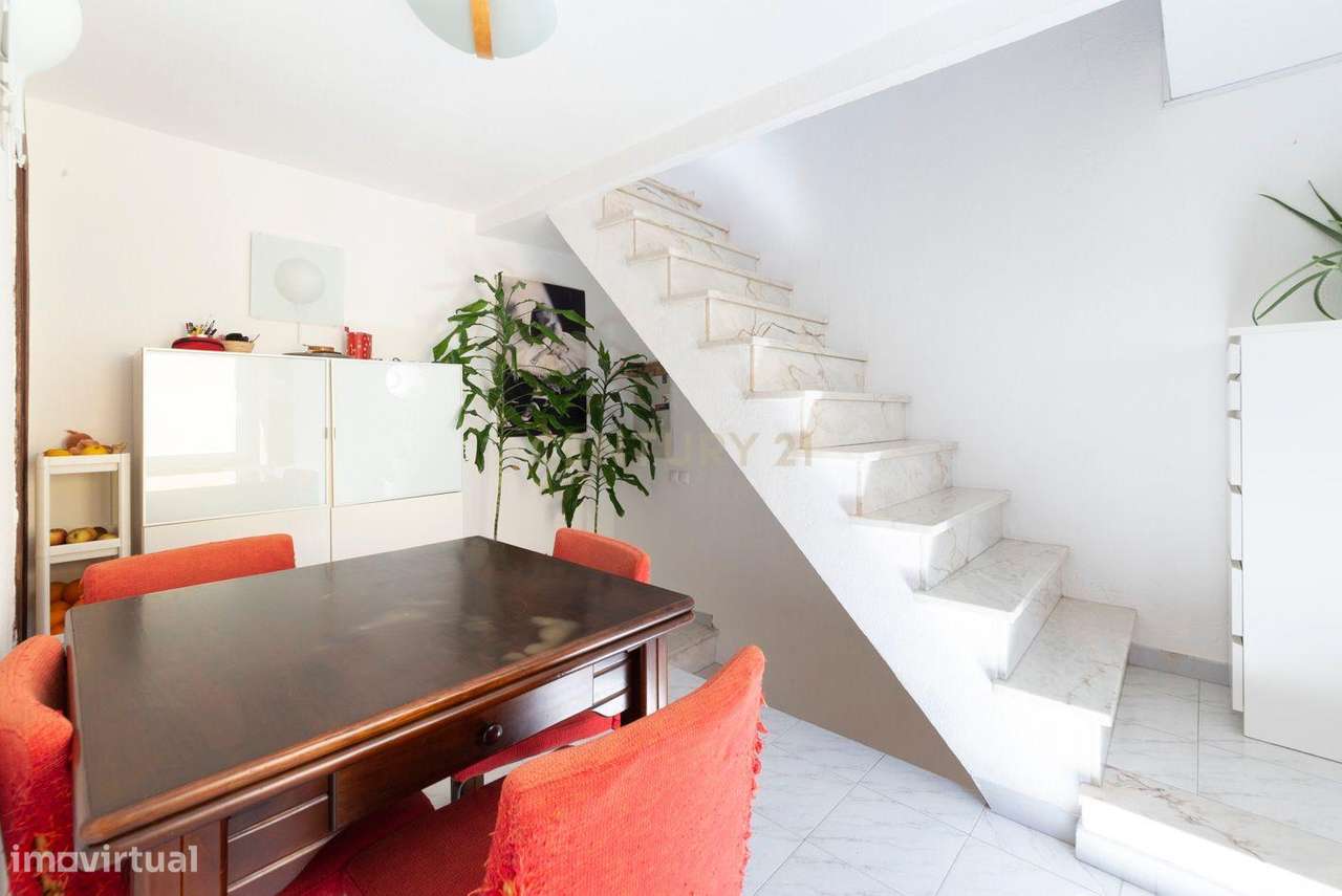 Prédio com dois apartamentos T1 em propriedade horizontal em Almada Ve - Grande imagem: 5/20