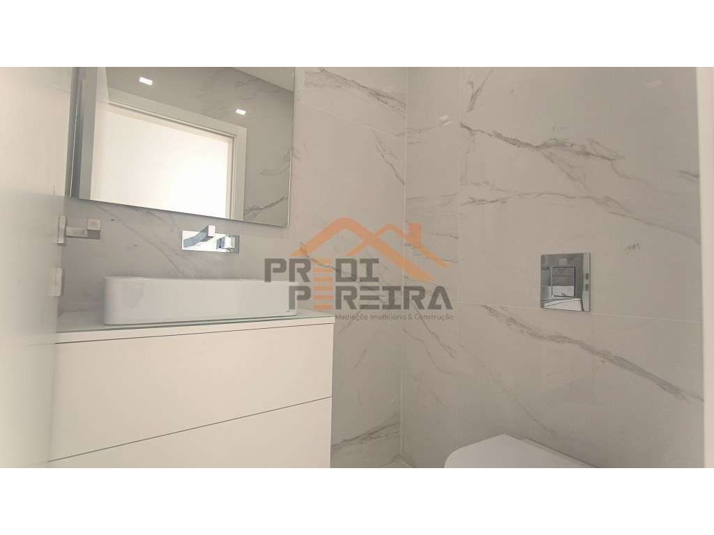 Apartamento T5, com varandas, terraço e box para duas viaturas, sit...-31