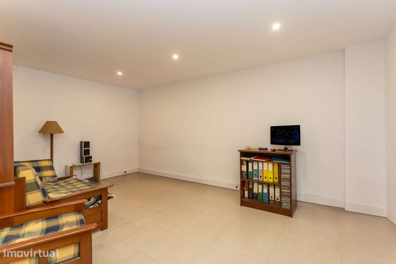 Andar de moradia T3 com terraço e cave muito espaçosa-28