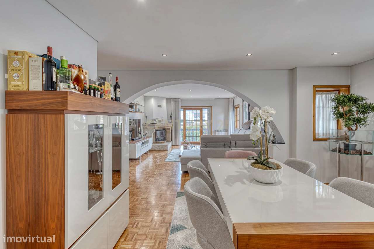 Espetacular Moradia T5 com 4 frentes no centro de Ermesinde - Grande imagem: 4/36