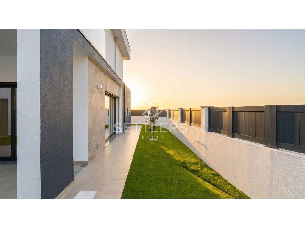 Moradia geminada T2 em Porto Salvo-17