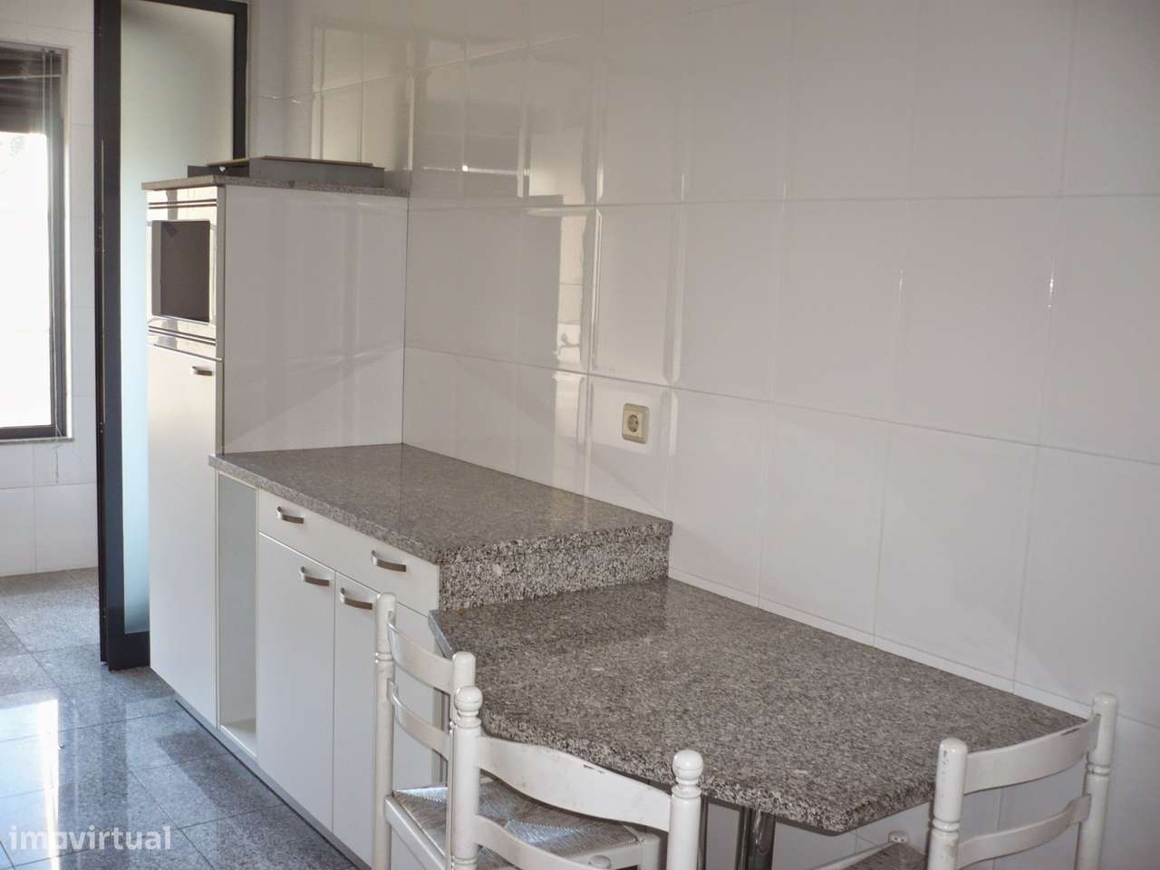 Arrenda-se T2 c/ terraço, junto ao ISMAI - Grande imagem: 4/16