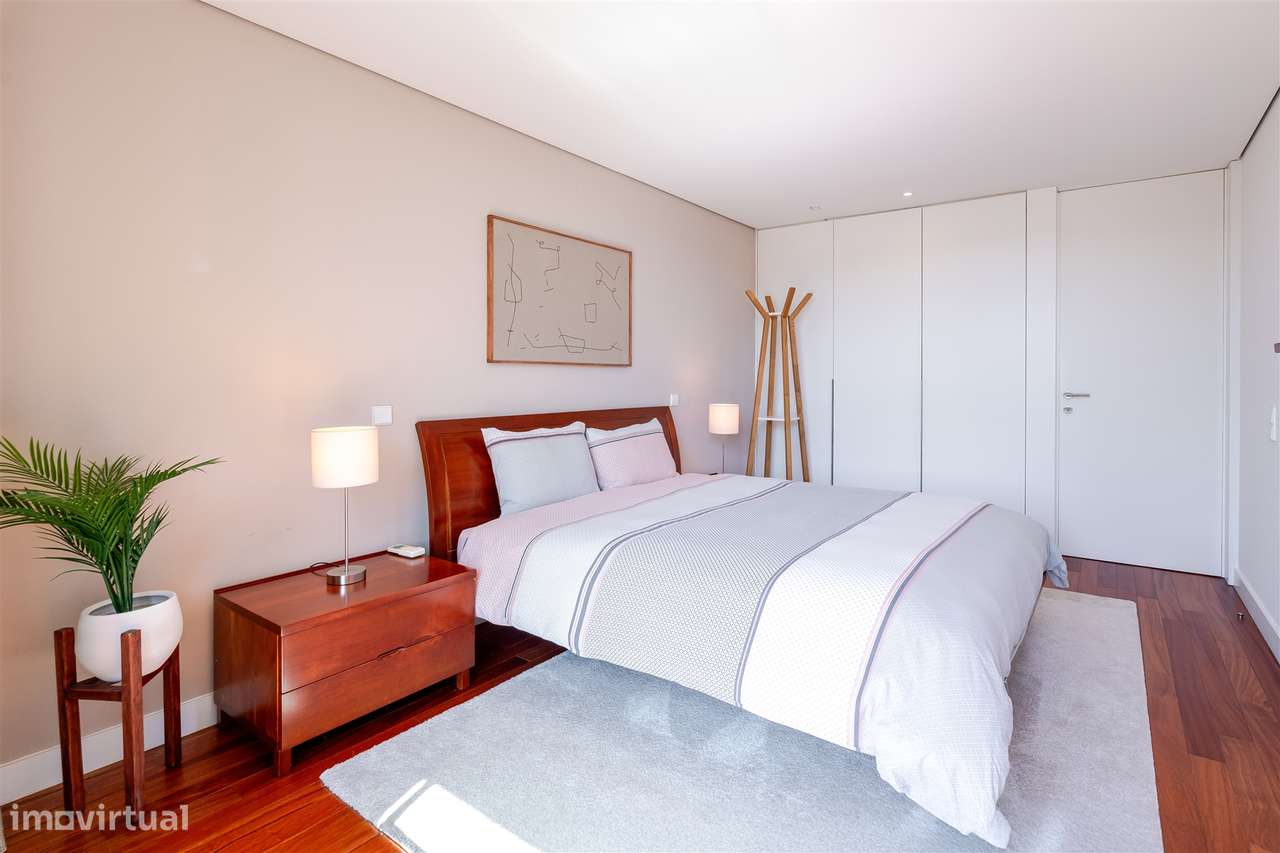 Moradia T4 com piscina, jardim e vista tranquila-20