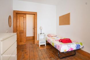 7805 - Quarto com cama de solteiro em apartamento com 4 quartos