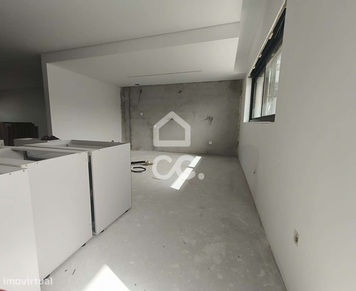 Moradia T3 Nova com 3 Suites, Jardim e Terraço – Design Contemporâneo-14