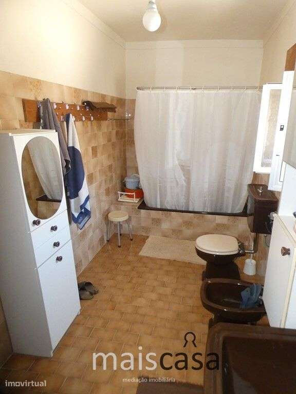 Moradia T2 com Quintal, Anexos e Garagem !-16