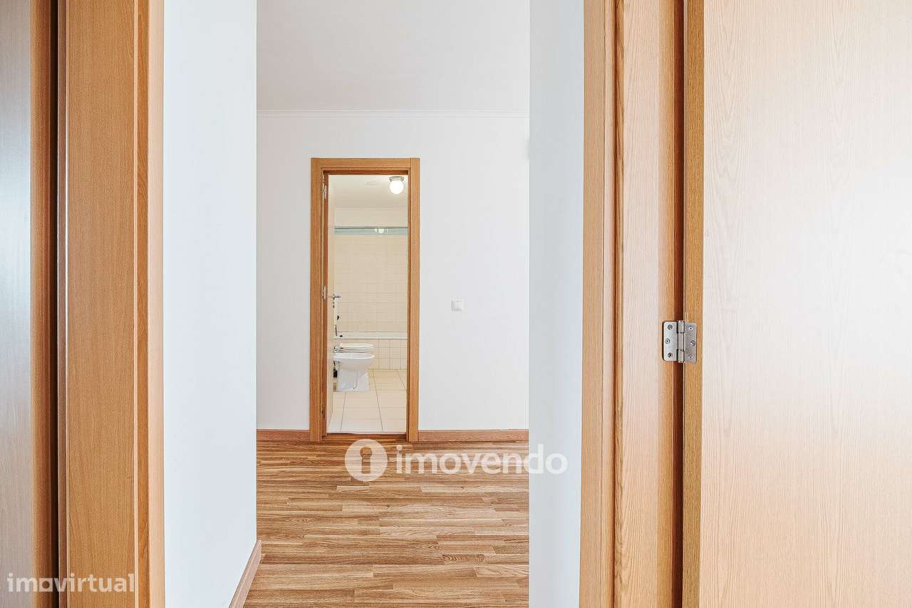 Apartamento T2 com cozinha equipada e estacionamento, na Ameixoeira-15