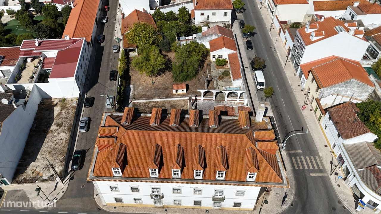 Edifício Emblemático no Coração de Almeirim-3