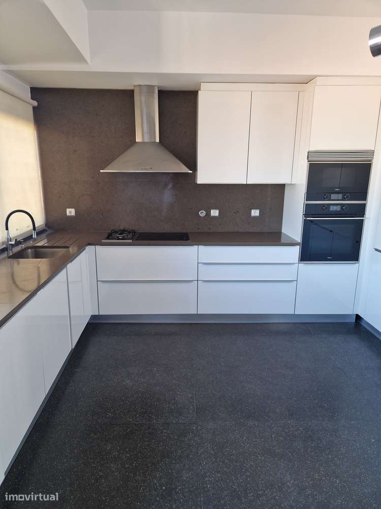 T3 Luxo (T3+T3 ligados/2 Fracções) com 3 Boxes Vistas - Almada Centro-23