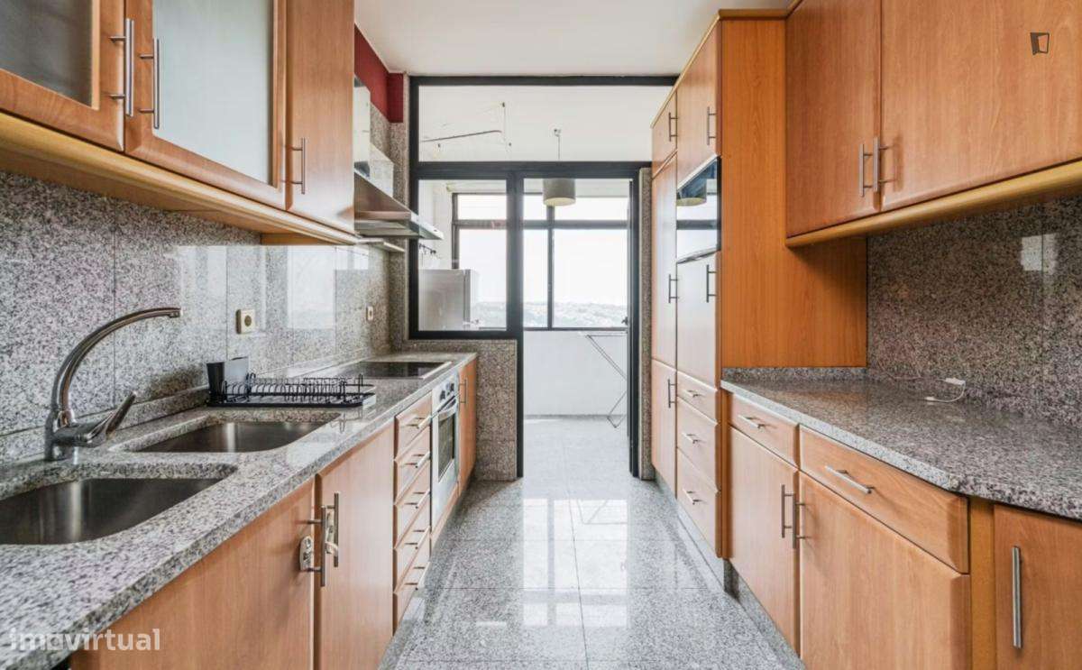 Quarto - localizado em Lordelo do Ouro Porto - Grande imagem: 4/10