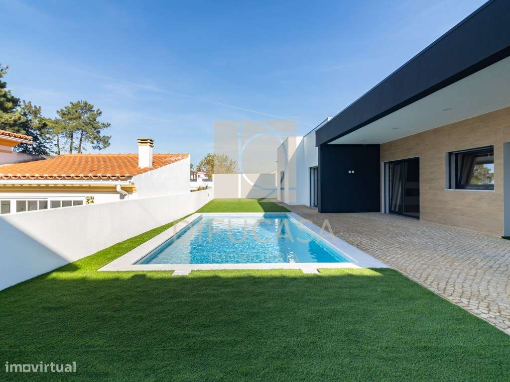 Moradia Isolada T4 com Piscina e Garagem no centro de Azeitão - Grande imagem: 5/46