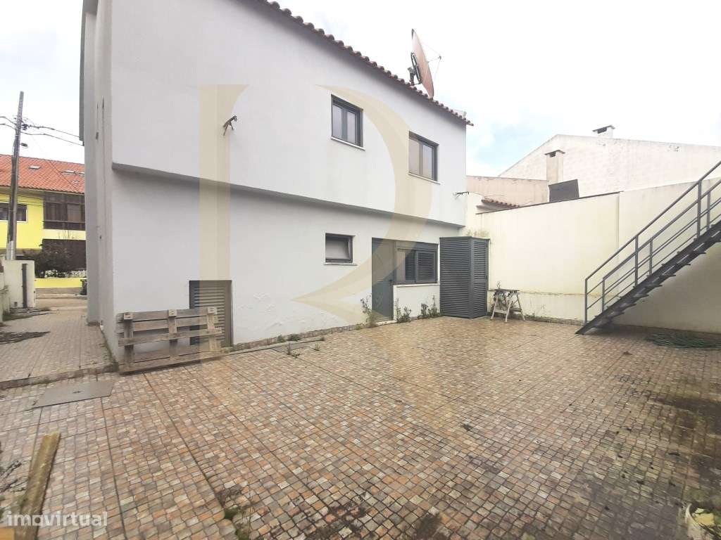 Moradia geminada remodelada T3+2 com logradouro, anexo e terraço em... - Grande imagem: 4/46