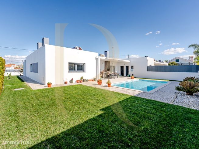 Moradia T4 térrea com piscina, garagem e jardim em Brejos de Azeitão-0