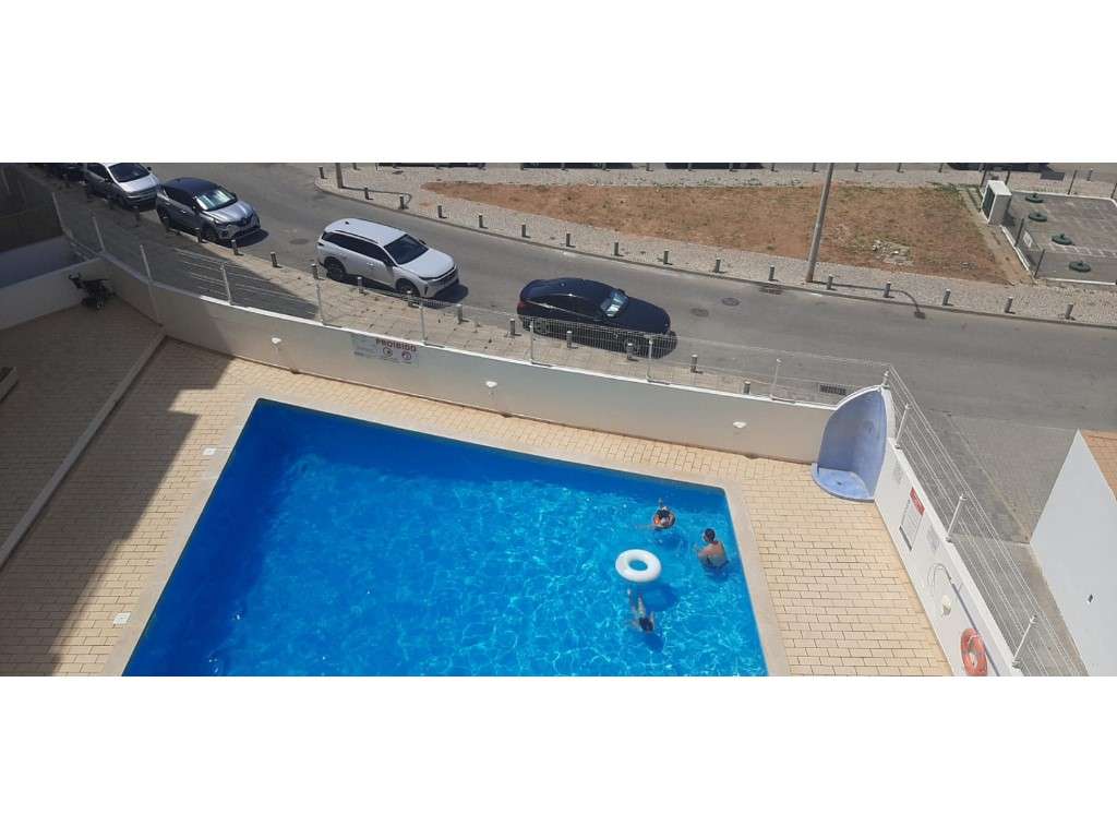Apartamento Com Dois Quartos Em Condominio Com Piscina A 3 Minutos