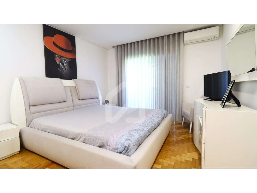 Moradia individual T4+1 com piscina, em Esmeriz-21