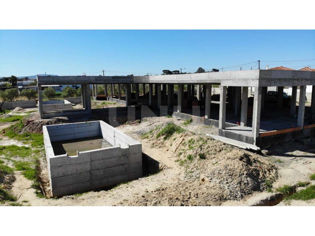 Quinta com moradia moderna térrea c/ piscina e jardim-28