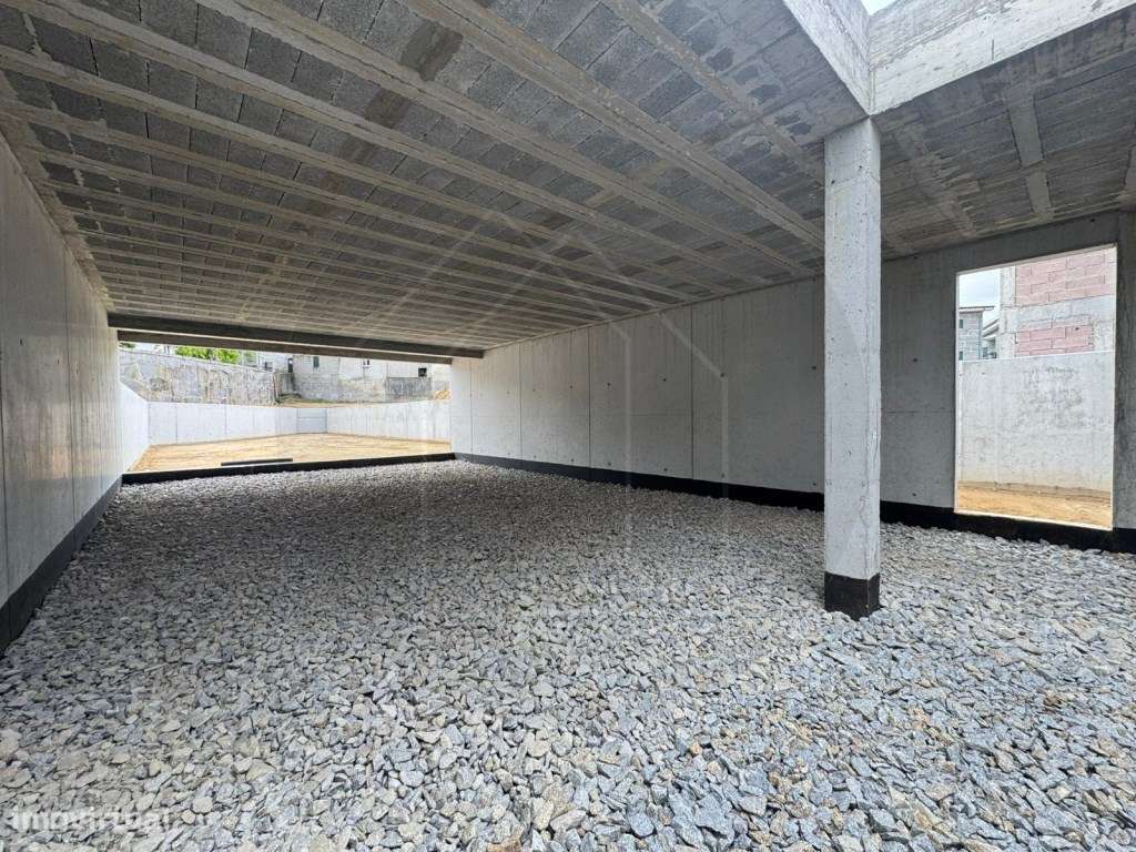 Moradia T3 Térrea de Arquitetura Contemporânea com Jardim Privativo...-14