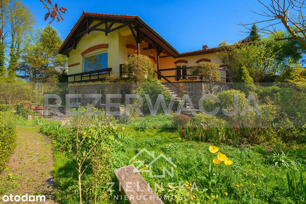 Przestronny dom z pięknym ogrodem-0