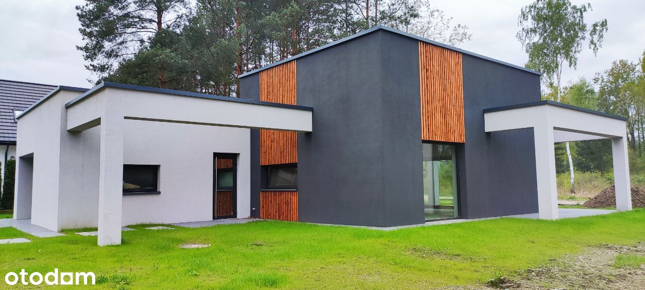 Piękny nowy dom na granicy lasu