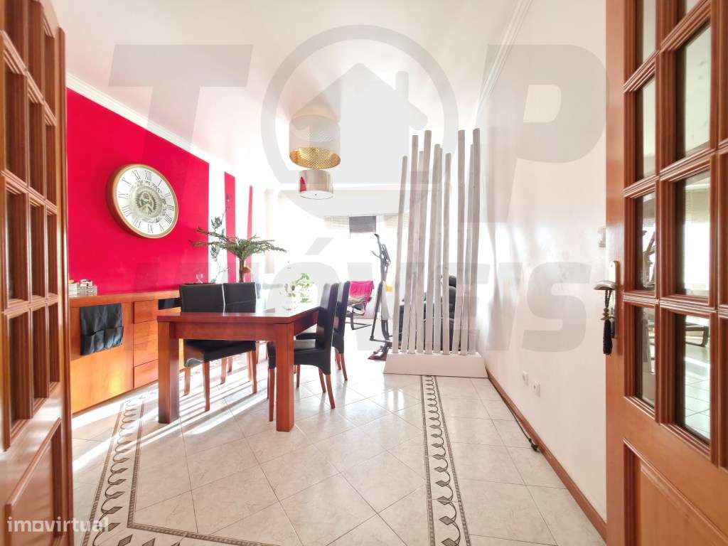 Apartamento T3 - na Rua 1º de Maio com parqueamento - Santa Clara, ... - Grande imagem: 2/22