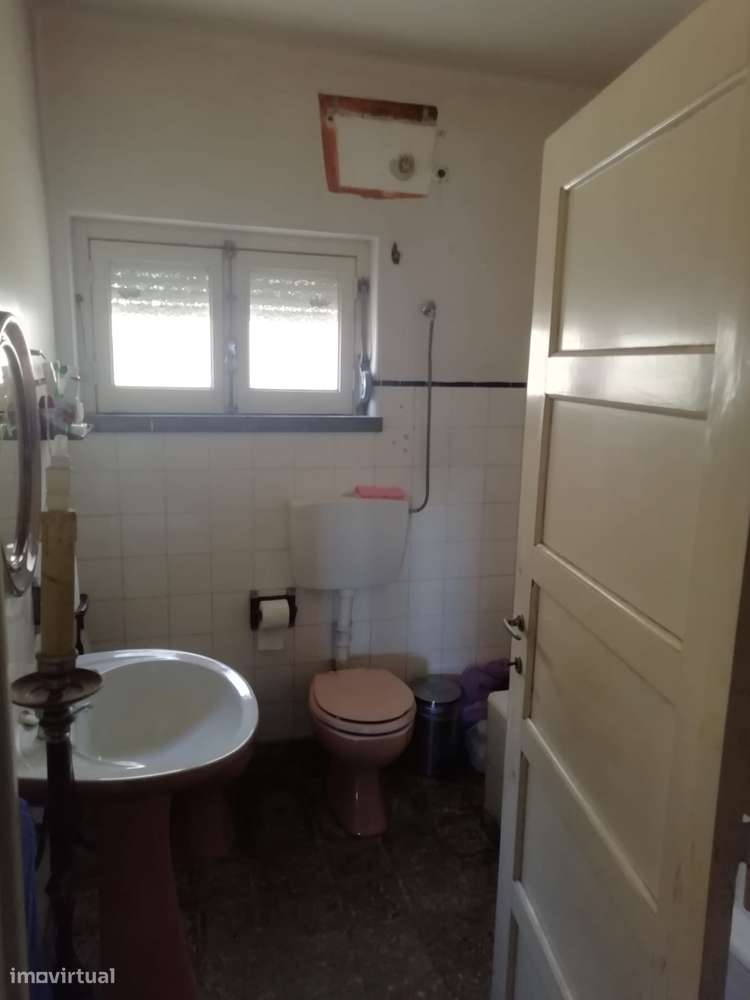 Moradia térrea para venda na Amoreira com muito potencial.-12