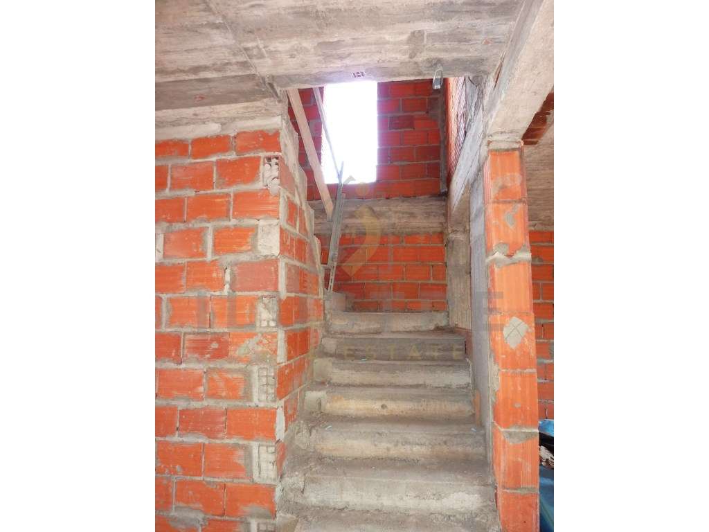 Moradia T3 em construção com logradouro e garagem em Sesimbra-14