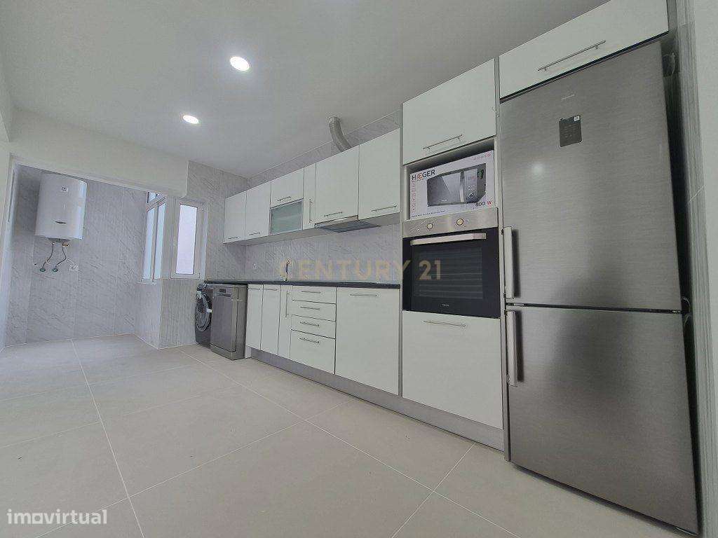 T2 Remodelado no Laranjeiro – Moderno e Bem Localizado - Grande imagem: 2/24