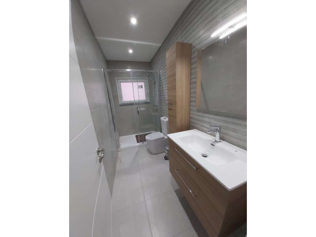 Moradia isolada T3+2, com garagem, jardim e piscina.-9