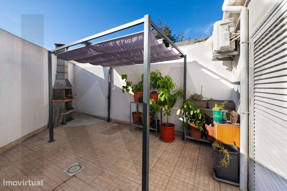Moradia T2 com águas-furtadas e logradouro com barbecue-12