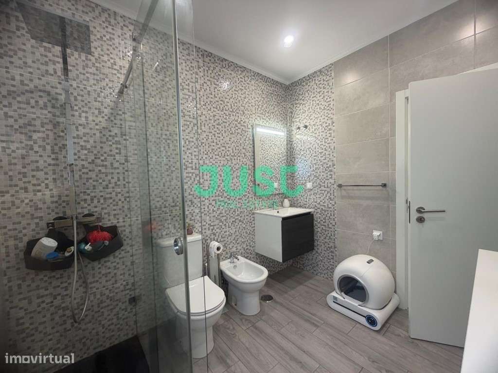 Moradia isolada, T3, seminova com garagem e piscina na Quinta do Conde-29