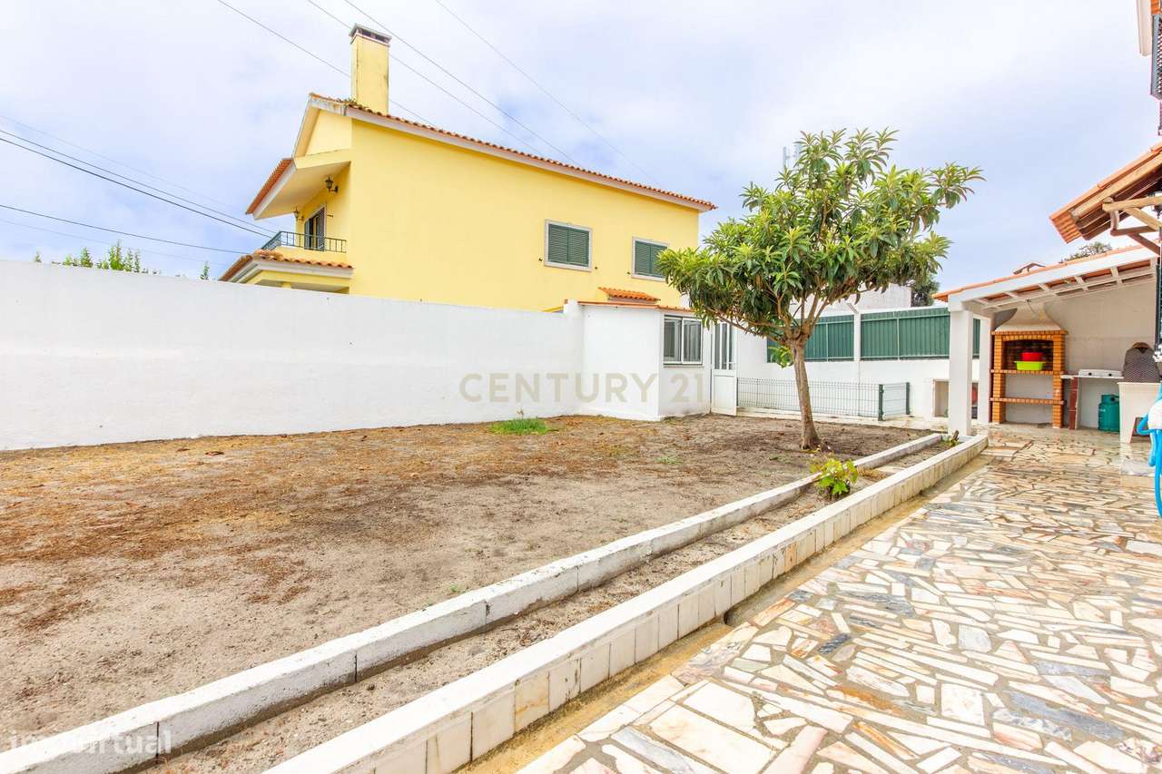 MORADIA BIFAMILIAR T2 + T2 COM GARAGEM E AMPLO ESPAÇO EXTERIOR.-35