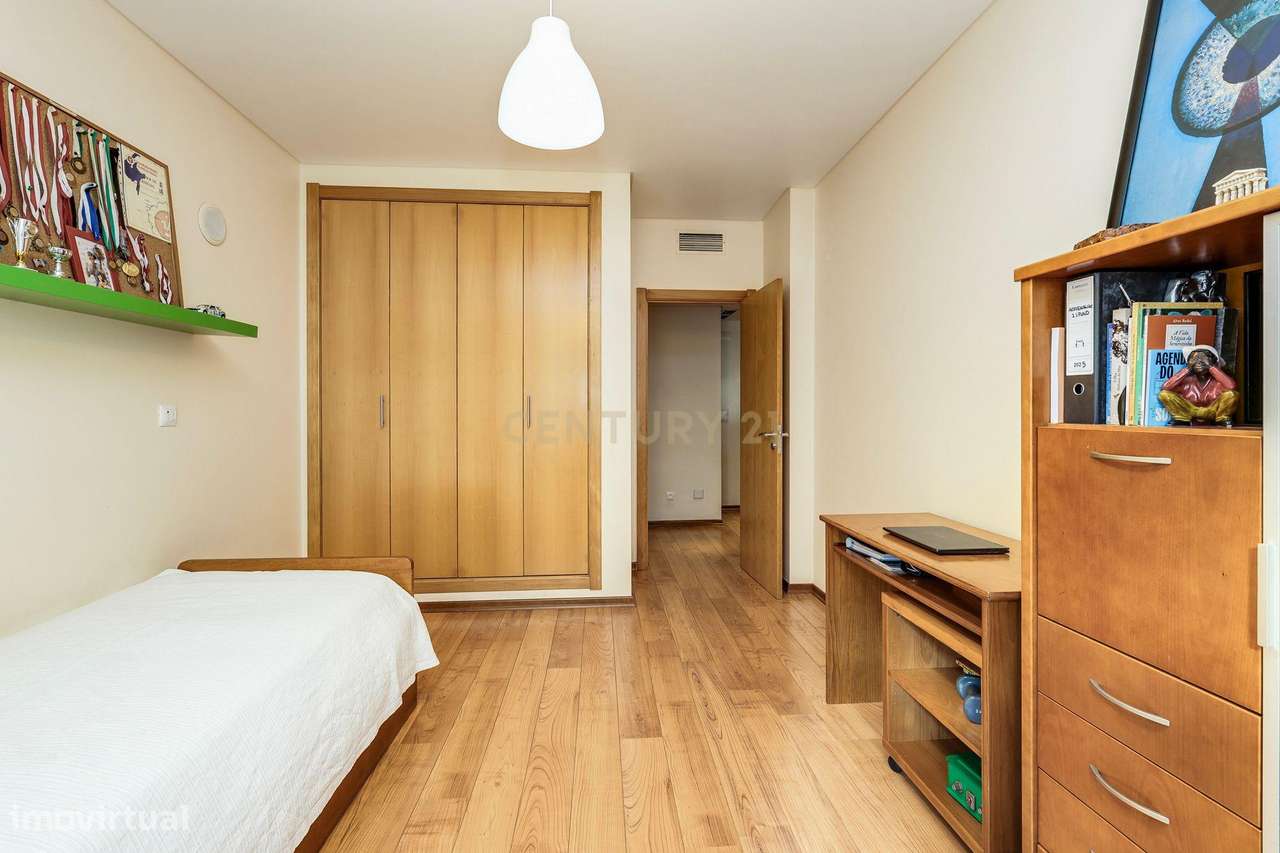 Apartamento T3 com vista panorâmica sobre o Jamor em condomínio fechad-15