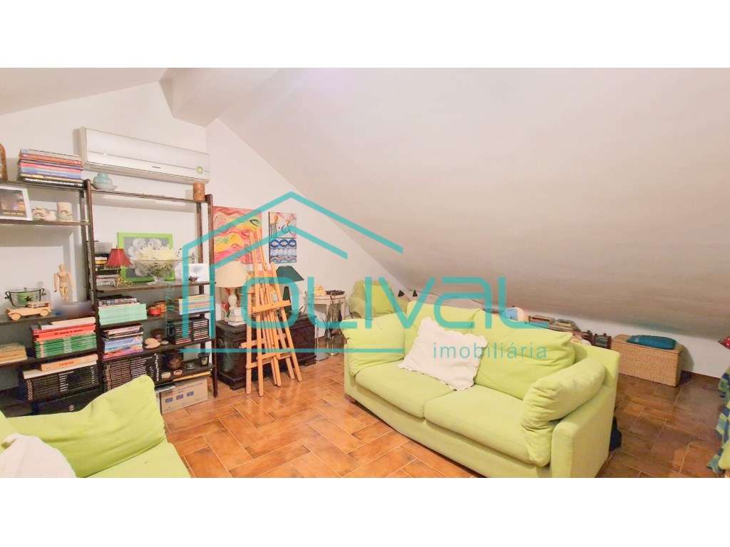 T4 com Arrecadação e Garagem Box no Centro de Benavente - Excelente...-31