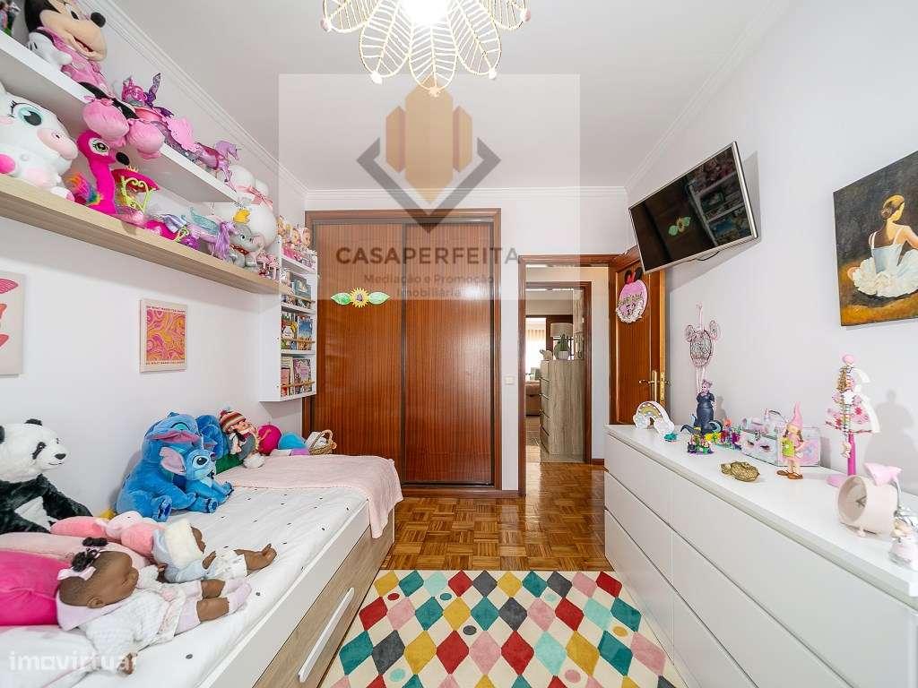 Deslumbrante T2 de 2 Frentes com Varandas e Box - Canelas-23