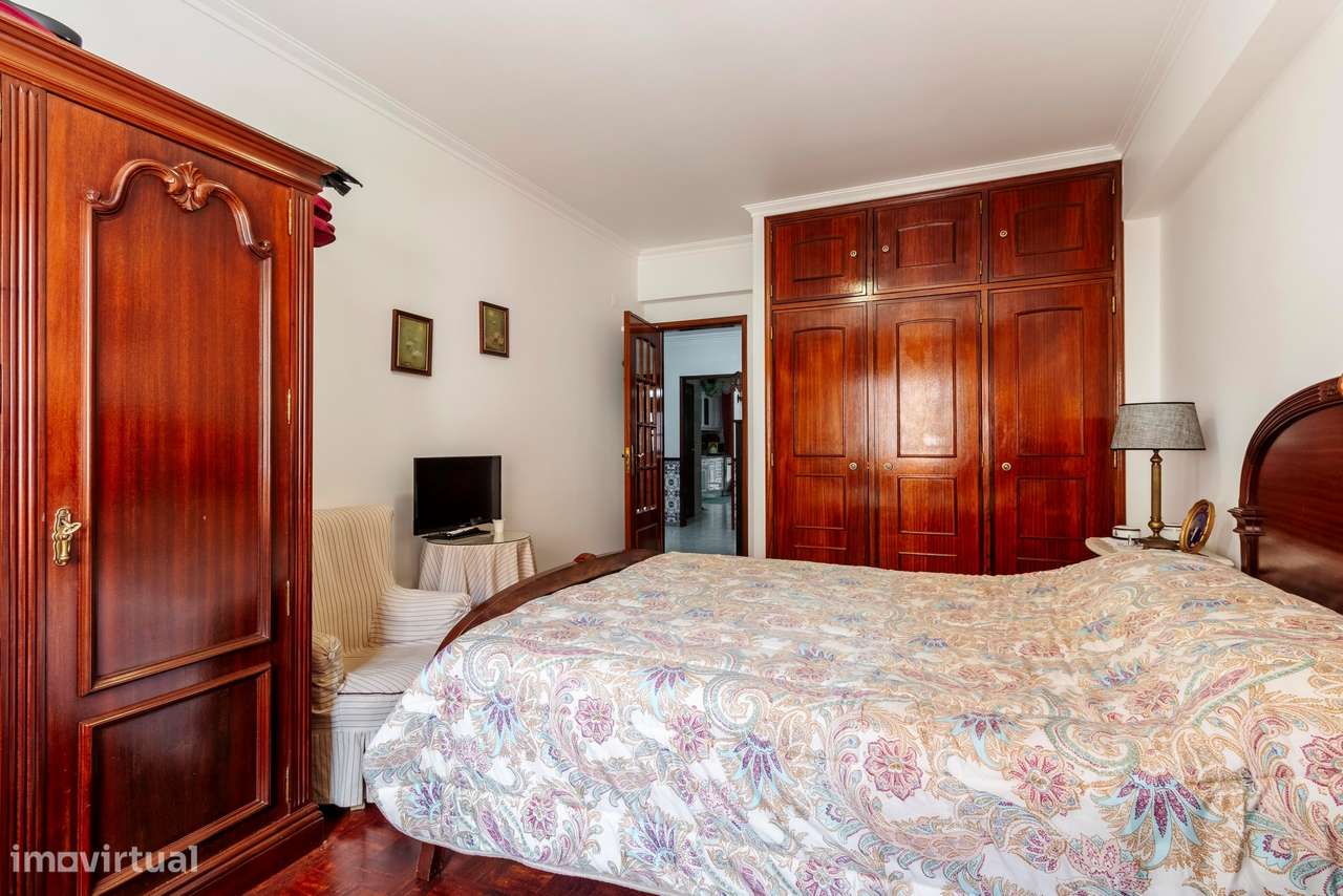 Apartamento T2 c/ 2 Lugares de Estacionamento e Terraço c/ 30m2 em Mem-31