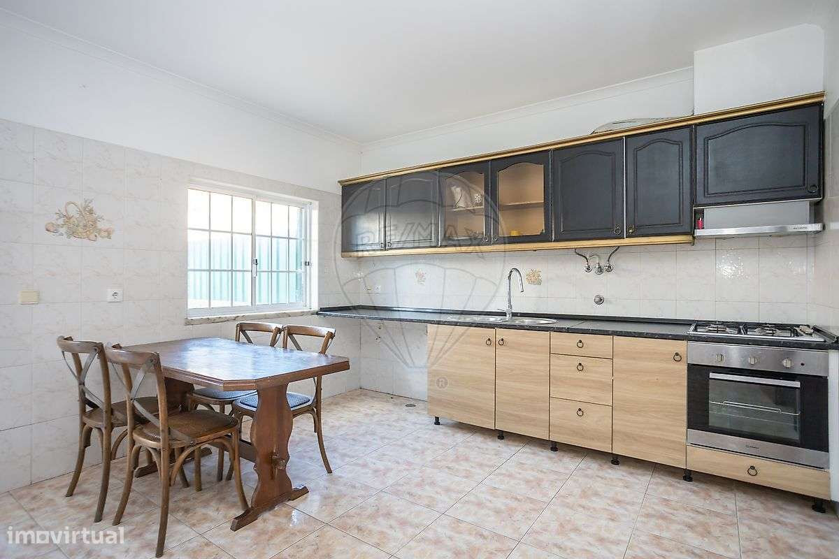 Moradia T3 com Quintal, Escritório e Churrasqueira – Quinta do Conde-12