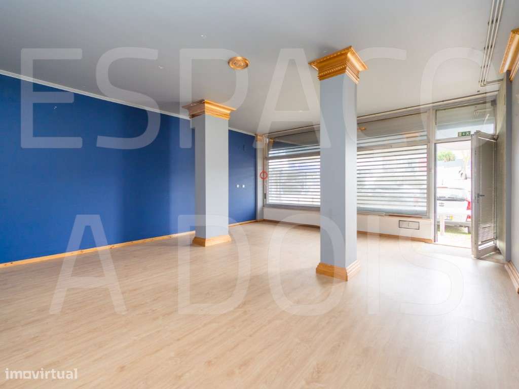 OPORTUNIDADE! Área Ampla,131m2 de área útil, Grande Montra; 2 casas... - Grande imagem: 2/29