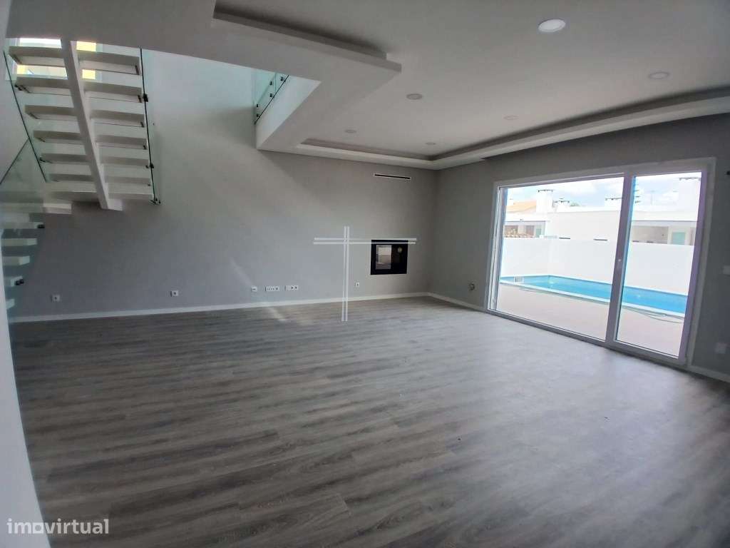 Moradia isolada T4, arquitetura contemporânea com garagem e piscina...-5