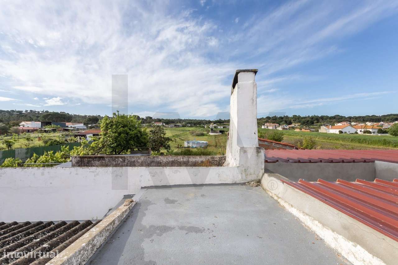 Moradia T2  com Garagem  e anexos inserida num lote de 1500 m2 de ter-39