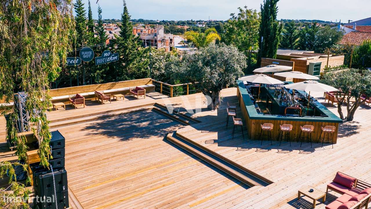Restaurante ao Ar Livre com Deck de Madeira e Ambiente Tropical Envolv - Grande imagem: 4/10