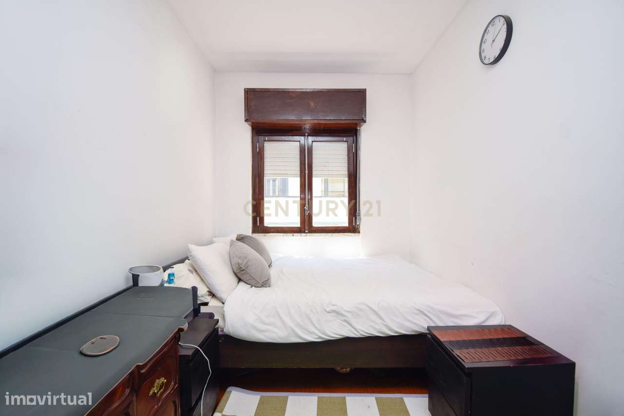 Apartamento T2 em zona central, inserido em prédio com 2 elevadores e-6