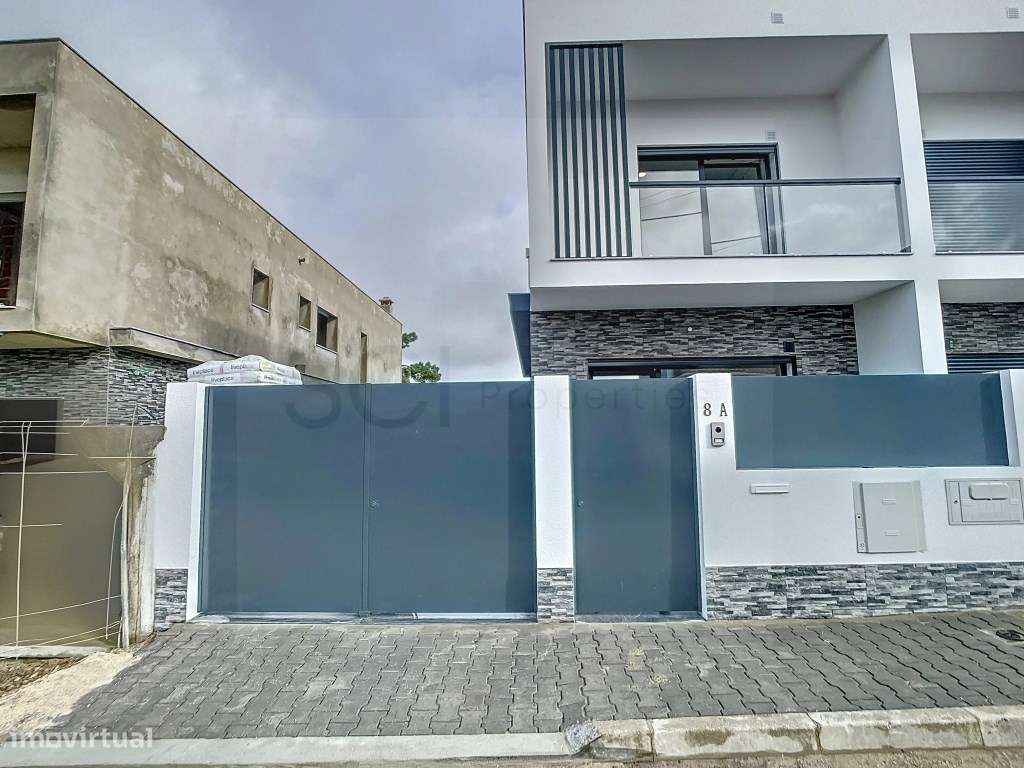 Moradia T3 duplex no centro de Fernão Ferro-36