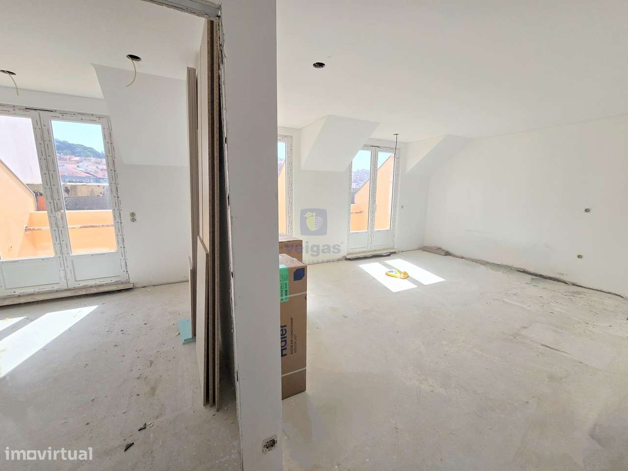 Apartamento T2 com varanda e duas frentes no empreendimento ANJOS 49-12