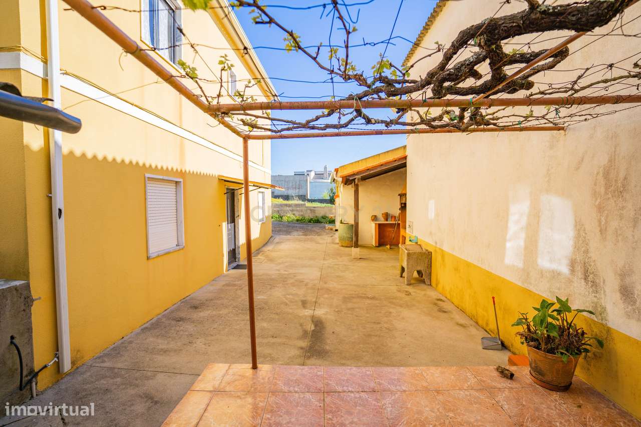 Moradia Bifamiliar com 2 Armazéns de Grande Dimensão-31