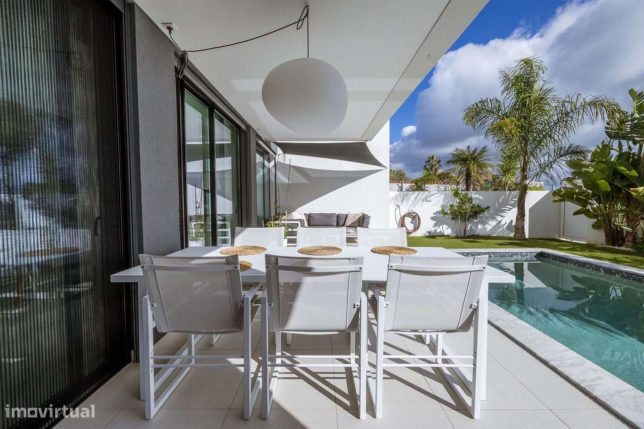 MODERNA E LUXUOSA MORADIA T3 COM PISCINA E GARAGEM PERTO DA MARINA DE-16