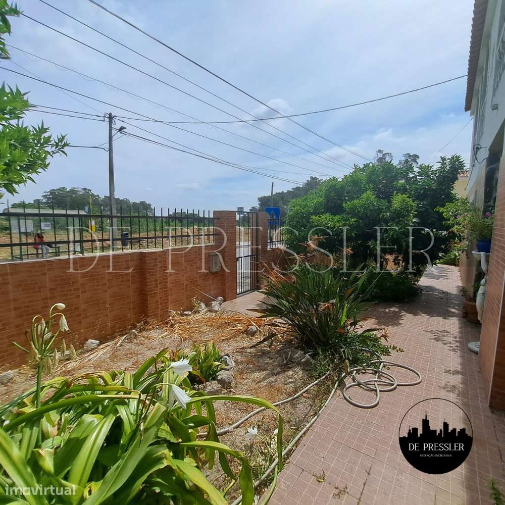 Excelente Moradia Isolada em Santo António da Charneca - Barreiro-3