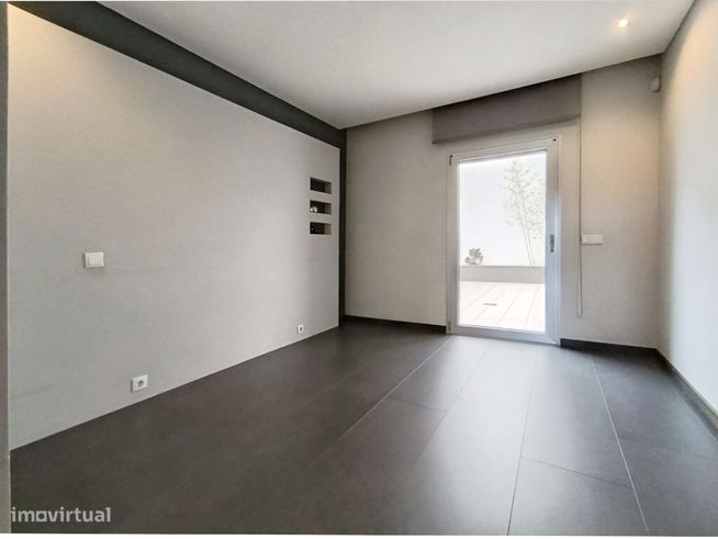 Apartamento T2 com garagem em zona da Solum-6