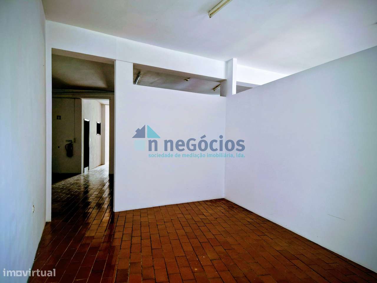 Loja para comércio com terraço- conversão em habitação em processo-5