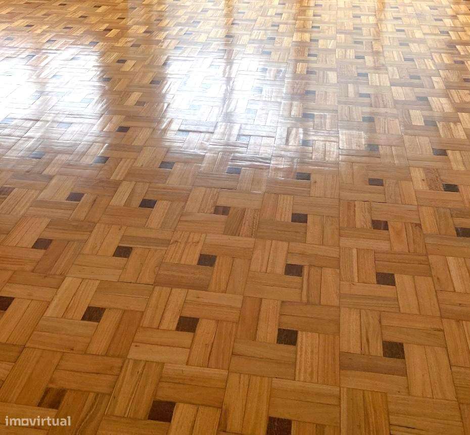 Apartamento T4 c/ varanda renovado à Av. da Boavista-22