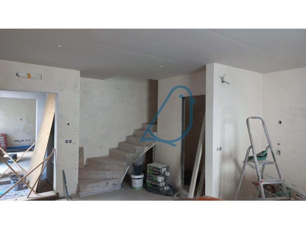 Moradia V2 Geminada no Centro da Cidade de Ourém - Grande imagem: 5/18